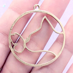 Cat and Butterfly Circle Open Bezel | Round Kitty Deco Frame for UV Resin Filling | Cute Animal Charm (1 piece / Gold / 35mm x 38mm)