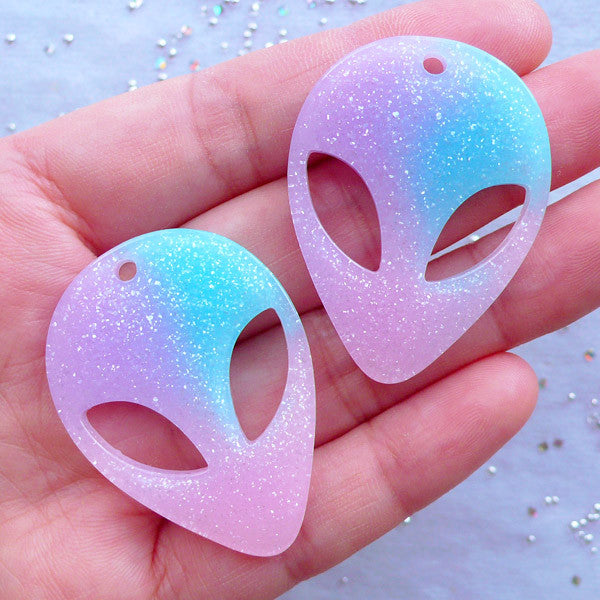 Glittery Alien Head Pendant | Sci Fi Decoden | ET Extraterrestrial Cabochons | Kawaii Phone Case Decoration (2pcs / 29mm x 40mm / Flatback)