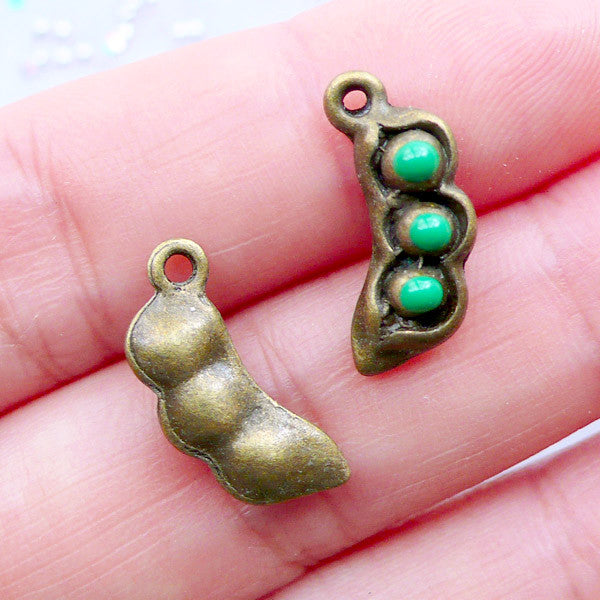 Small Pea Charms Miniature 3D Peas in a Pod Pendant Mini Green Pea MiniatureSweet Kawaii Resin Crafts Decoden Cabochons Supplies Jewelry Making
