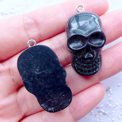 Skull Resin Charms | Spooky Halloween Cabochons with Eye Pin | Kawaii Gothic Jewelry Making | Decoden Cabochons | Gothic Phone Case Decoration | Party Supplies | Keychain DIY (2pcs / Black / 19mm x 33mm / Flat Back)