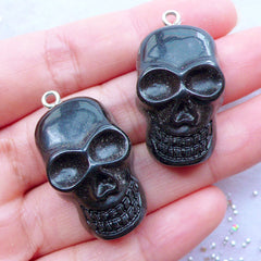 Skull Resin Charms | Spooky Halloween Cabochons with Eye Pin | Kawaii Gothic Jewelry Making | Decoden Cabochons | Gothic Phone Case Decoration | Party Supplies | Keychain DIY (2pcs / Black / 19mm x 33mm / Flat Back)