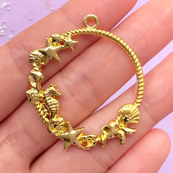 Seahorse & Seashell Open Back Bezel Charm | Marine Life Circle Pendant | Round Deco Frame for UV Resin (1 piece / Gold / 35mm x 41mm)