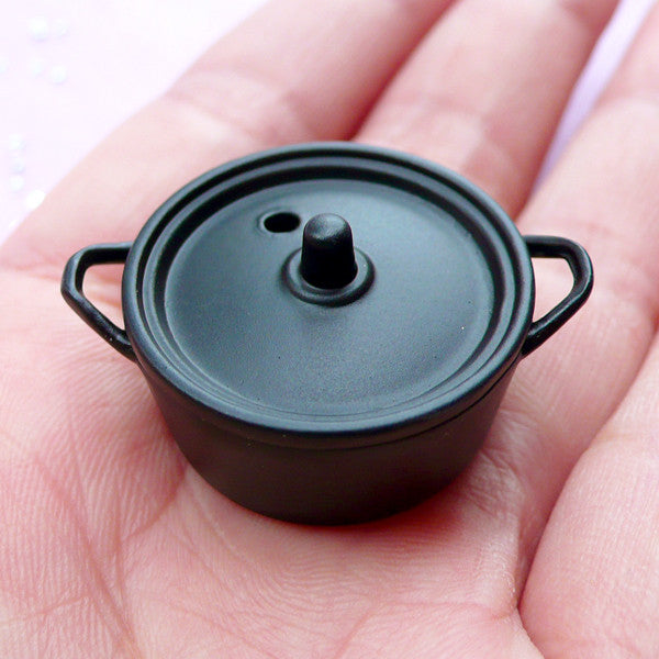 Miniature Cast Iron Cooking Pot, Dollhouse Kitchen Utensil