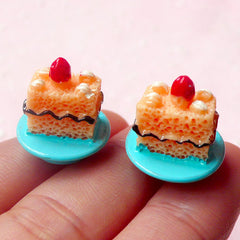 Miniature Dessert Cabochon / Strawberry Cake with Plate Cabochons (2pcs / 16mm x 18mm / 3D) Dollhouse Sweets Jewelry Novelty Decoden FCAB190