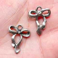 Ribbon Charms (6pcs) (17mm x 22mm / Tibetan Silver) Kawaii Metal Charms Pendant Bracelet Earrings Bookmark Zipper Pulls Keychains CHM780
