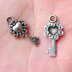 Small Heart Key Charms (7pcs / 10mm x 21mm / Tibetan Silver) Silver Key Charm Earrings Bracelet Kawaii Zipper Pull Charm Bookmark CHM905