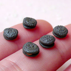 Miniature Biscuit Polymer Clay Cabochons Fimo Cookie (5pcs / 6mm x 4mm / Black) Dollhouse Sweets Earring Making Nail Art Scrapbooking NAC196