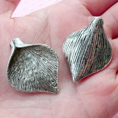 Calla Lily Charms Flower Petal Beads (2pcs / 26mm x 34mm / Tibetan Silver) Arum Lily Plant Floral Charm Earrings Pendant Jewellery CHM1606