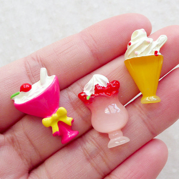 CLEARANCE Small Clothes Pegs / Tiny Wooden Clothes Pins / Little Cloth, MiniatureSweet, Kawaii Resin Crafts, Decoden Cabochons Supplies