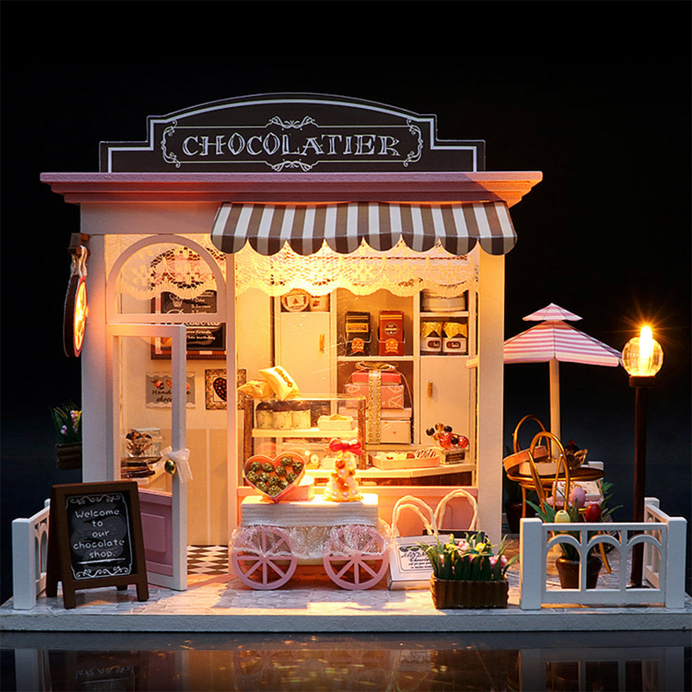 Miniature Dollhouses & Doll House Supplies