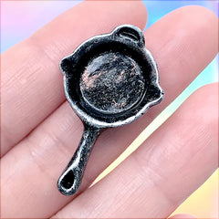 Miniature Skillet Pan | Dollhouse Frying Pan | Mini Cooking Pan for Doll Craft | Kawaii Supplies (1 piece / 21mm x 35mm)