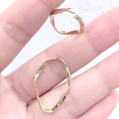 Small Wavy Oval Frame for Dainty Jewellery DIY | Hollow Open Deco Frame for UV Resin Filling (2 pcs / Gold / 18mm x 25mm)