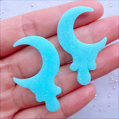 Kawaii Melty Moon Cabochons with Glitter | Shimmer Drippy Crescent Moon Flatback | Glittery Resin Cabochon | Magical Girl Jewellery Making | Pastel Fairy Kei Decoden Supplies | Scrapbook Embellishments (2 pcs / Pastel Blue / 26mm x 40mm / Flat Back)
