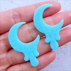 Kawaii Melty Moon Cabochons with Glitter | Shimmer Drippy Crescent Moon Flatback | Glittery Resin Cabochon | Magical Girl Jewellery Making | Pastel Fairy Kei Decoden Supplies | Scrapbook Embellishments (2 pcs / Pastel Blue / 26mm x 40mm / Flat Back)