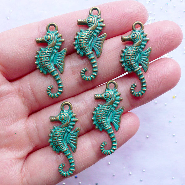 Small Seahorse Pendant | Green Patina Sea Horse Charms | Aquarium Fish Charm | Marine Life Jewellery Making (5 pcs / Antique Bronze / 12mm x 29mm)