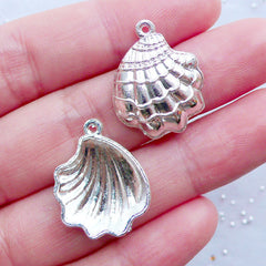 Silver Seashell Charms | Sea Shell Pendant | Beach Jewellery Making | Ocean Charm Bracelet | Mermaid Decoration | Party Supplies | Wine Glass Charm DIY (5 pcs / Silver / 18mm x 22mm)