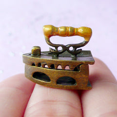 Miniature Vintage Clothes Iron | Antique Dollhouse Iron | Doll House Decoration (Bronze / 20mm x 17mm)