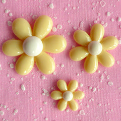 Daisy Flower Cabochon Assortment Mix (3pcs / 22mm, 33mm & 42mm / Pastel Yellow / Flatback) Floral Jewellery Cute Flower Embellishment CAB066