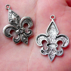 Large Fleur De Lis Charms (2pcs / 23mm x 33mm / Tibetan Silver) Pendant Necklace Earring Bookmark Zipper Pull Wine Key Chain Charm CHM1130