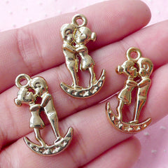 Boyfriend Girlfriend Charms (3pcs / 20mm x 31mm / Gold / 2 Sided) Valentines Day Jewellery Wedding Decoration Couple Kissing Charm CHM1731