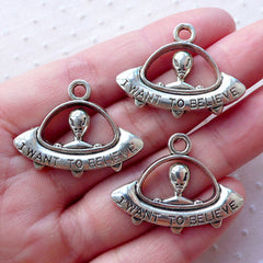 Alien in UFO Charms I Want To Believe Pendant (3pcs / 31m x 23mm / Tibetan Silver) ET Extraterrestrial Flying Saucer Spaceship Charm CHM2155