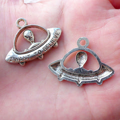 Alien in UFO Charms I Want To Believe Pendant (3pcs / 31m x 23mm / Tibetan Silver) ET Extraterrestrial Flying Saucer Spaceship Charm CHM2155