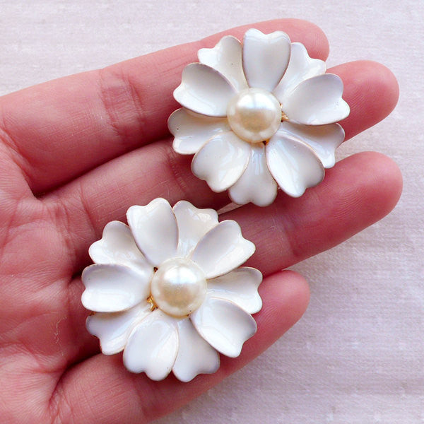 White Flower Cabochon with Pearl / Light Weight Metal Cabochon (2pcs / 32mm) Hair Bow Centers Floral Decoden Spring Jewellery Making CAB550