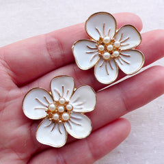 Floral Metal Cabochon with Pearl / Flower Enamel Cabochon (2pcs / 31mm x 28mm / Gold & White) Hairbow Centers Hair Jewellery Making CAB552